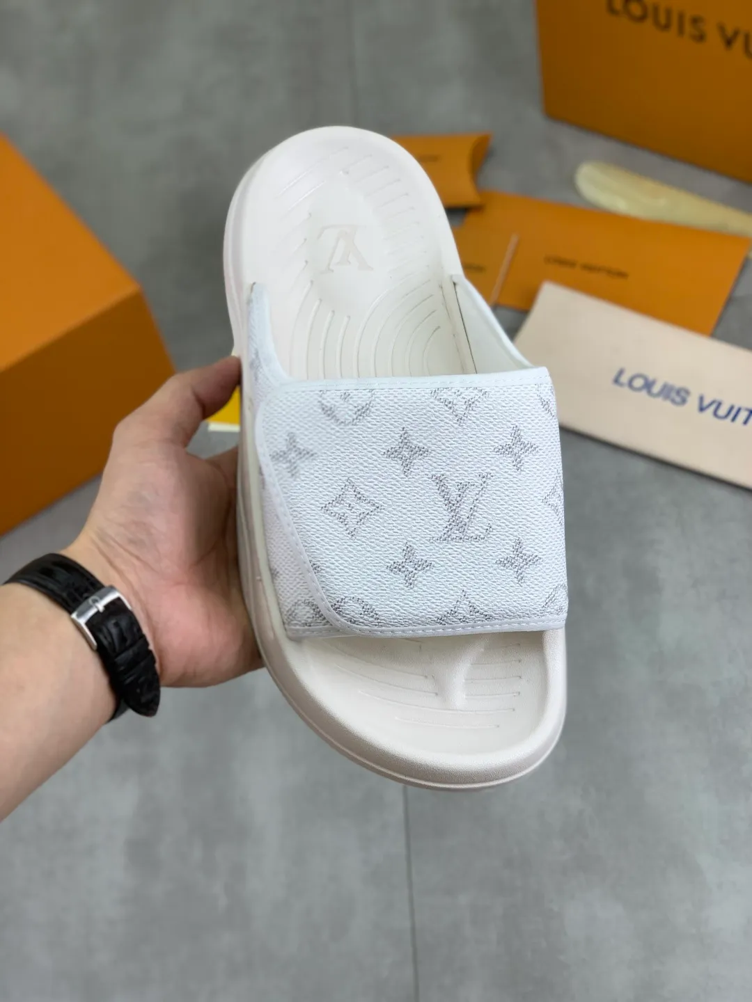 Men's shoes 💰P320💰【New style】🆘 Original quality 【LOUIS VUITTON】The popular Louis Vuitton LV men's slippers on the official website are on sale simultaneously! Original fabric imported from Italy. Original bottom provided by the original factory. Number of yards: 38-44 (customized to 45). Multiple colors to choose from. Fully packaged drawer box.